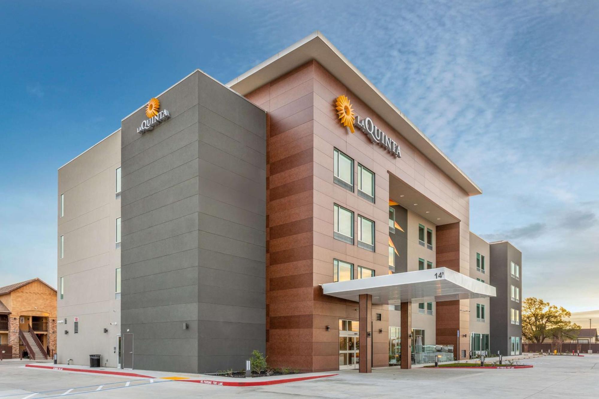 La Quinta Inn & Suites By Wyndham Galt Lodi North Exterior photo